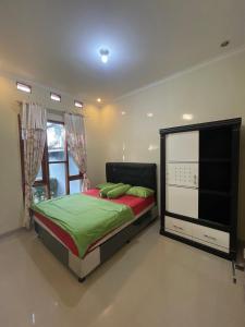 En eller flere senge i et værelse på Villa Putih 3 Kamar - Garden Villa