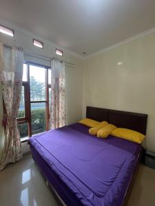 En eller flere senge i et værelse på Villa Putih 3 Kamar - Garden Villa