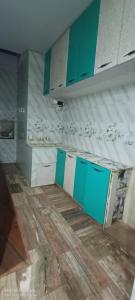 una stanza con pareti blu e bianche e pavimenti in legno di Shakti HomeStay - Kashi Dham a Varanasi