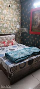 un letto in una stanza con di Shakti HomeStay - Kashi Dham a Varanasi