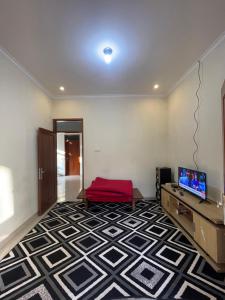 Et tv og/eller underholdning på Villa Putih 3 Kamar - Garden Villa