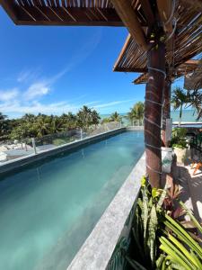 vista sulla piscina a sfioro del resort di Hotel Mittoz Holbox a Isola Holbox