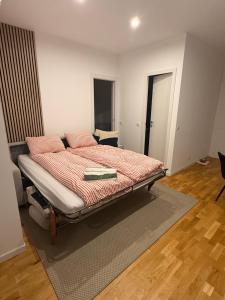 a bedroom with a bed with pink pillows on it at Appartement Albini in Roquebrune-Cap-Martin