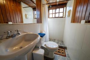 une salle de bains avec lavabo et toilettes dans l'établissement Bellavista Cloud Forest Lodge & Private Protected Area, à Tandayapa