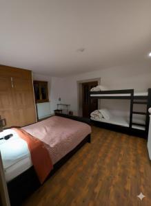 En eller flere senge i et værelse på Gîte Les Mésanges