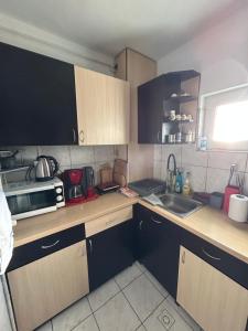 Køkken eller tekøkken på Pensiune La Iulian + 16 billeder