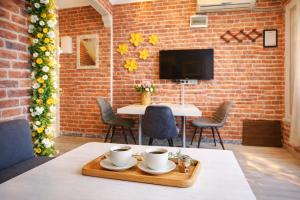 een kamer met een tafel en stoelen en een bakstenen muur bij Sultanahmet Center View Apart Hotel in Istanbul