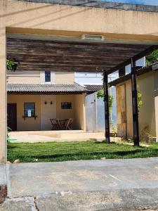 een terras met uitzicht op een gebouw bij Dúplex Lagoa in Paracuru