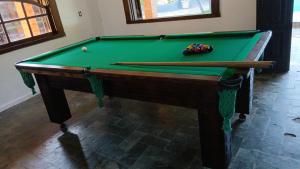 einen Billardtisch mit zwei Queue-Bällen darüber in der Unterkunft Sítio Eventos Nossa Senhora Aparecida in São Joaquim de Bicas