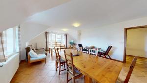 een eetkamer en woonkamer met een tafel en stoelen bij Javorník 88 in Javorník