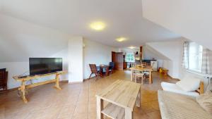 een woonkamer met een grote flatscreen-tv bij Javorník 88 in Javorník