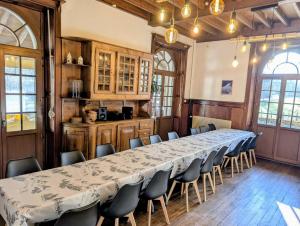 a conference room with a long table and chairs at Gîte Les Mésanges in Thônes