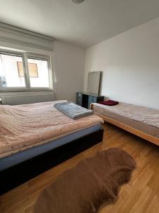 een slaapkamer met twee bedden en een spiegel bij Apartman Marija in Kupres