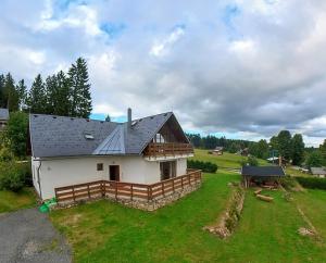 een huis met een metalen dak op een grasveld bij Javorník 88 in Javorník