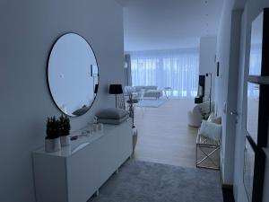 een woonkamer met een spiegel aan de wand bij Bungalow KONI in Annaberg im Lammertal +6 foto's