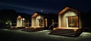 玛拉豪The Barn Cabins & Camp的夜晚一排单元房
