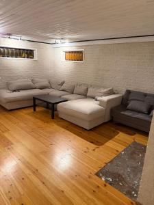 un soggiorno con un divano e un tavolo di Amazing cozy apartment 