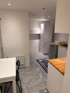 een lege keuken met een aanrecht en een koelkast bij Amazing cozy apartment 