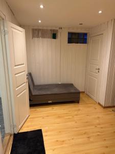 una camera da letto con un letto nell'angolo di una stanza di Amazing cozy apartment  Altre 3 foto