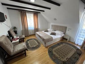 En eller flere senge i et værelse på Pensiune La Iulian