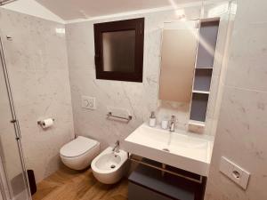 een badkamer met een wastafel, een toilet en een spiegel bij Del Prado in Riva Ligure +111 foto's