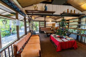 une chambre avec un sapin de Noël dans un train dans l'établissement Bellavista Cloud Forest Lodge & Private Protected Area, à Tandayapa 49 autres photos