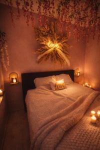 En eller flere senge i et værelse på Ô Spa Privatif - Luxury Suite - JACUZZI-SAUNA-NETFLIX-FISHSPA-SERVIETTES-PEIGNOIRS-SANDALES-CAFE + 11 billeder