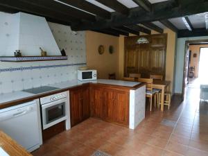 eine Küche mit einem weißen Herd und einer Mikrowelle in der Unterkunft Casona de Gómez y Terán in Renedo + 19 Fotos