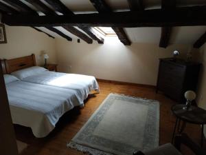 ein Schlafzimmer mit einem Bett, einer Kommode und einem Fenster in der Unterkunft Casona de Gómez y Terán in Renedo