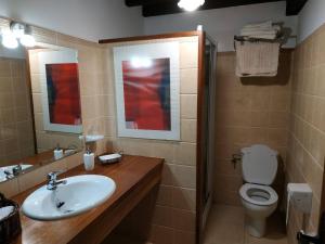 ein Badezimmer mit Waschbecken und Toilette in der Unterkunft Casona de Gómez y Terán in Renedo