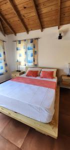 En eller flere senge i et værelse på Room with kitchenet, pool and close to the beach in Las Galeras