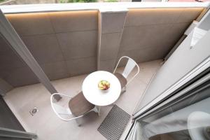 eine Aussicht über einen Tisch und Stühle auf dem Balkon in der Unterkunft Preveza Rooms in Preveza