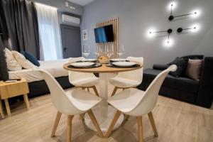 ein Wohnzimmer mit Tisch, Stühlen und Sofa in der Unterkunft Preveza Rooms in Preveza + 107 Fotos