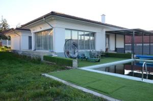 een huis met een zwembad in de tuin bij Vila Bella in Oradea