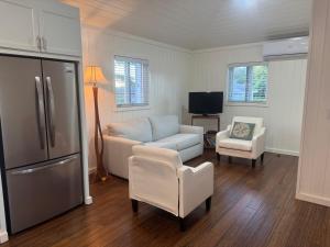 un salon avec un canapé et une chaise dans l'établissement Tickled Pink, à Harbour Island