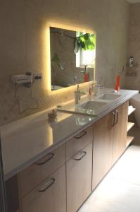 een badkamer met twee wastafels en een grote spiegel bij Vila Bella in Oradea +32 foto's