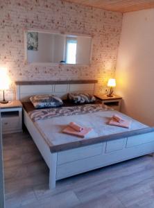 een groot bed in een kamer met 2 nachtkastjes bij Villa Abelia in Medulin
