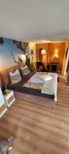 ein Schlafzimmer mit einem großen Bett in einem Zimmer in der Unterkunft Gästehaus Köhler in Waldsolms