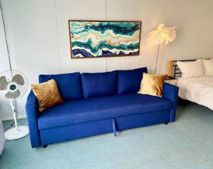 Et opholdsområde på Cozy condo steps from the ocean and Seacrets