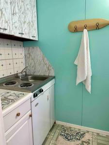 Køkken eller tekøkken på Cozy condo steps from the ocean and Seacrets + 10 billeder