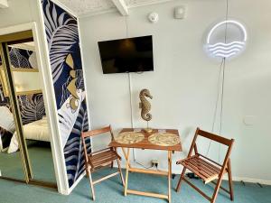 Et tv og/eller underholdning på Cozy condo steps from the ocean and Seacrets