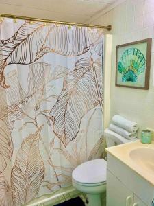 Et badeværelse på Cozy condo steps from the ocean and Seacrets