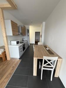 een keuken met een houten tafel in een kamer bij Wohnung Magdalene in Größing