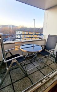 two chairs and a table on top of a balcony at Cozy and fully equipped flat in the centrum in Essen