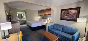 una camera d'albergo con un letto e un divano di Days Inn by Wyndham Elberton a Elberton Altre 61 foto