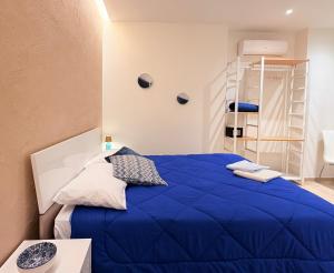 een slaapkamer met een blauw bed en een ladder bij DalGra room e garden in Torrevecchia Teatina