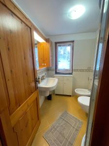 een badkamer met een wastafel, een toilet en een wastafel bij Il rifugio del Bianco in Courmayeur +17 foto's