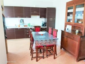 a kitchen with a table and chairs in a room at La Villa Di Zio Pino in Camerino