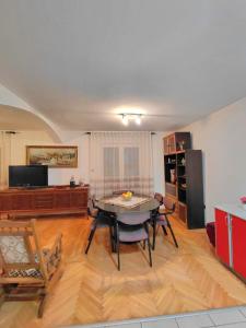een woonkamer met een tafel en stoelen. bij Apartment Maruni in Šušanj