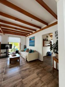 a living room with a couch and a tv at Casa en Concon in Vina del Mar